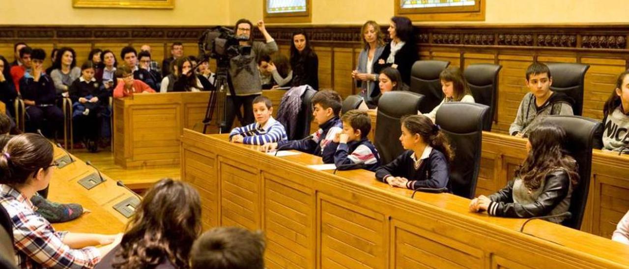 El salón de plenos, lleno de alumnos.