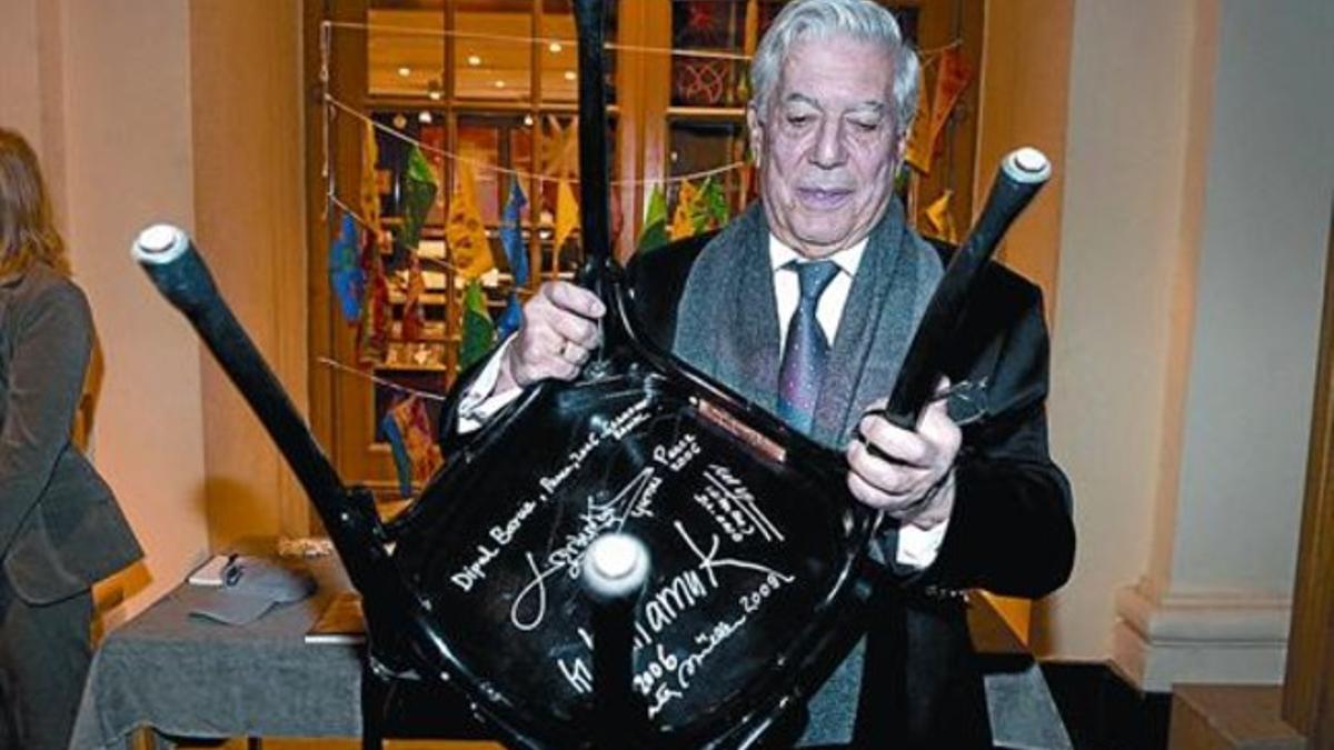 Mario Vargas Llosa, ayer, tras cumplir la tradición, seguida por todos los premiados, de firmar bajo una silla del Museo Nobel de Estocolmo.