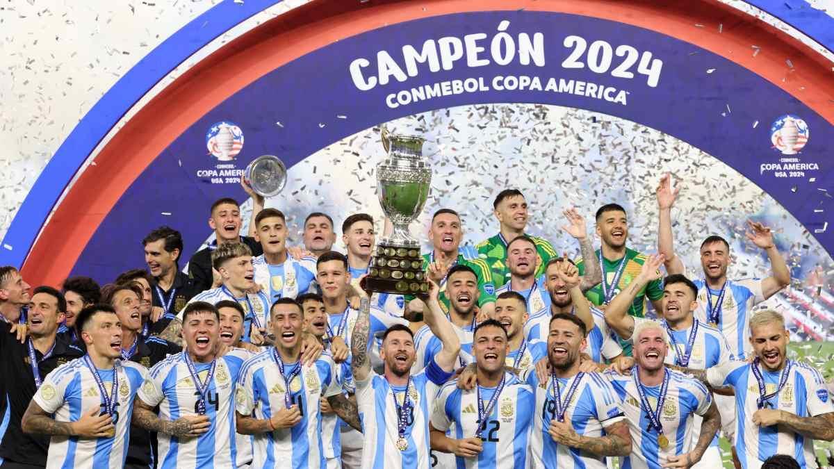 Leo Messi levanta el trofeo de campeón de la Copa América 2024