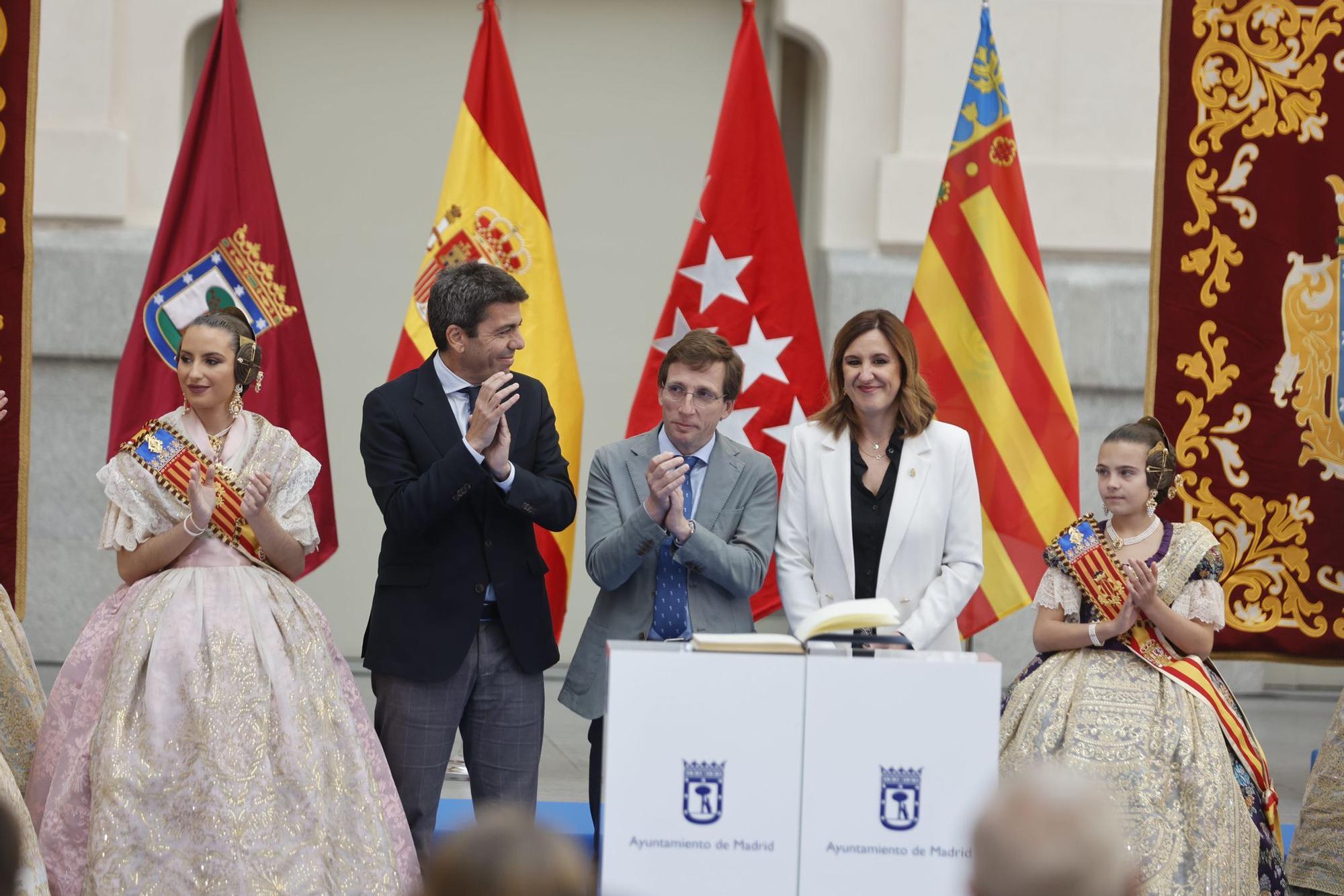 Las mejores imágenes de la recepción a las falleras en el Ayuntamiento de Madrid