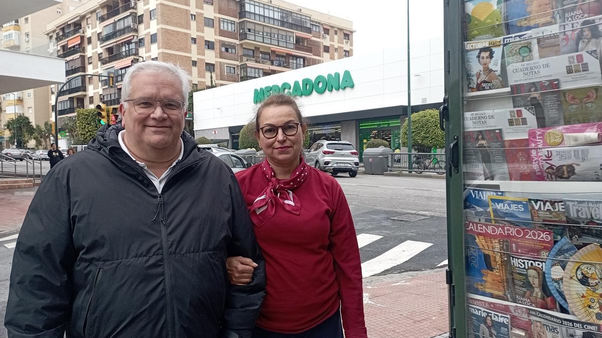 Ricardo y Alicia, funcionarios venelozanos en el exilio y kiosqueros en Echeverría del Palo.