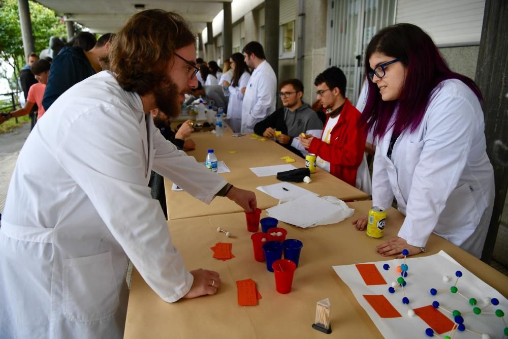 Los alumnos dedican el día a experimentar con la ciencia en gallego y poner en práctica experimentos con elementos que todos tenían en casa como un secador de pelo, huevos y palillos de madera.