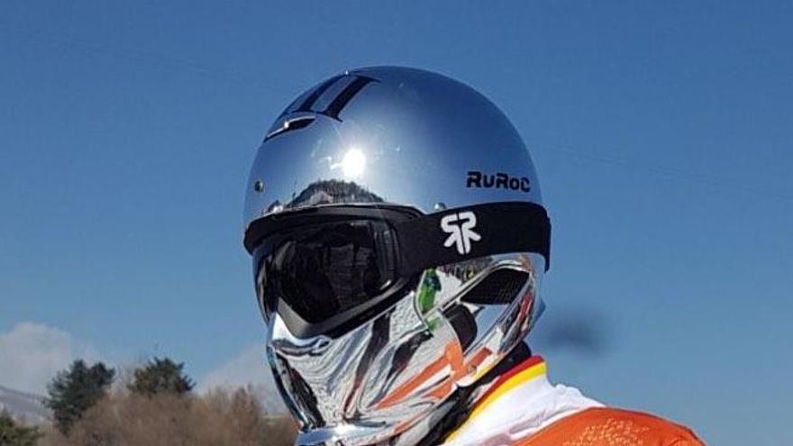 El rider Regino Hernández, ayer durante la ronda de entrenamientos en la modalidad de snowboard cross.