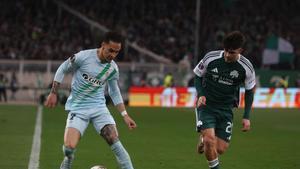 Vicente Taborda y Antony, en acción durante el partido de ida de los octavos de final de la UEFA Europa League entre el Panathinaikos y el Real Betis en Atenas, Grecia
