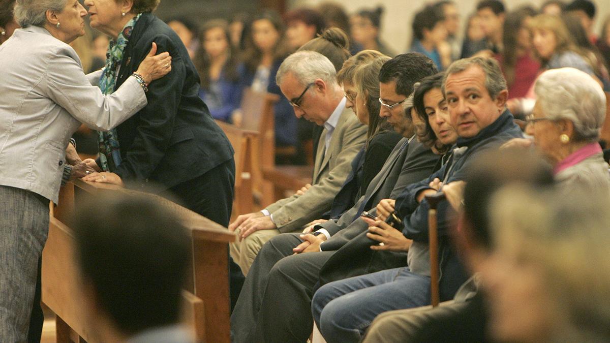En el centro con traje claro con gafas, Alfonso Basterra acompañado de familiares y amigos durante el funeral por su hija, la niña de 12 años Asunta Basterra