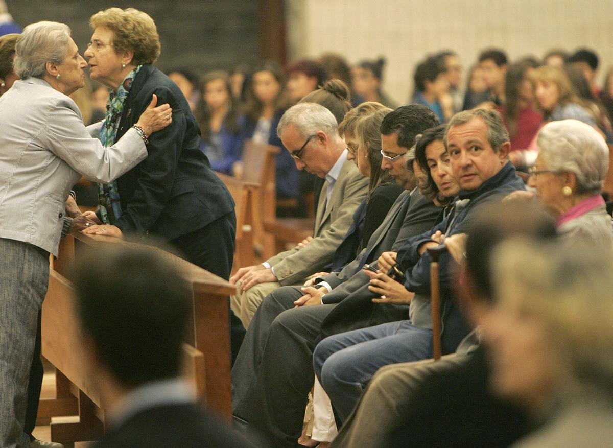En el centro con traje claro con gafas, Alfonso Basterra, acompañado de familiares y amigos durante el funeral por su hija, la niña de 12 años Asunta Basterra