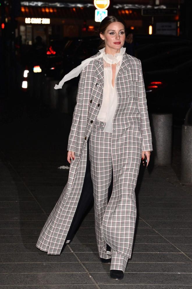 Olivia Palermo con look de cuadros de Giambattista Valli para el desfile de Alta Costura