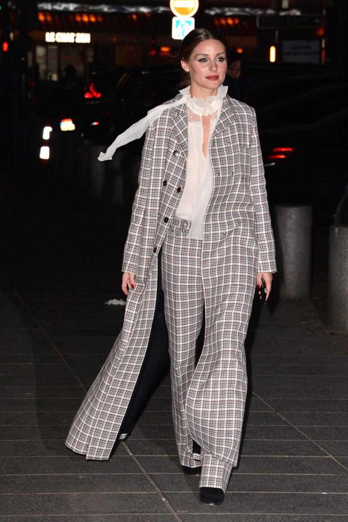 Olivia Palermo con look de cuadros de Giambattista Valli para el desfile de Alta Costura