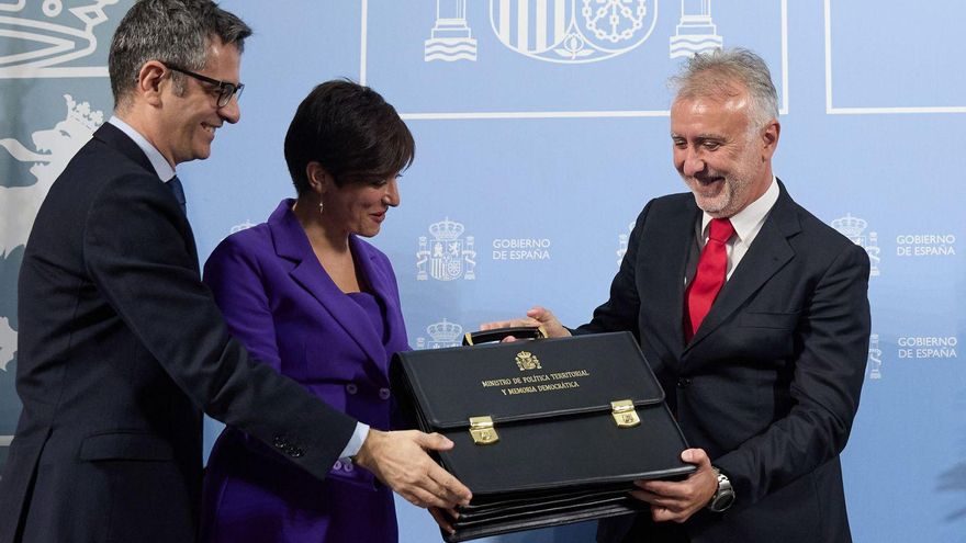 Ángel Víctor Torres recibe la cartera de Política Territorial de manos de su predecesora en el cargo, Isabel Rodríguez, y en presencia de Félix Bolaños, ayer.