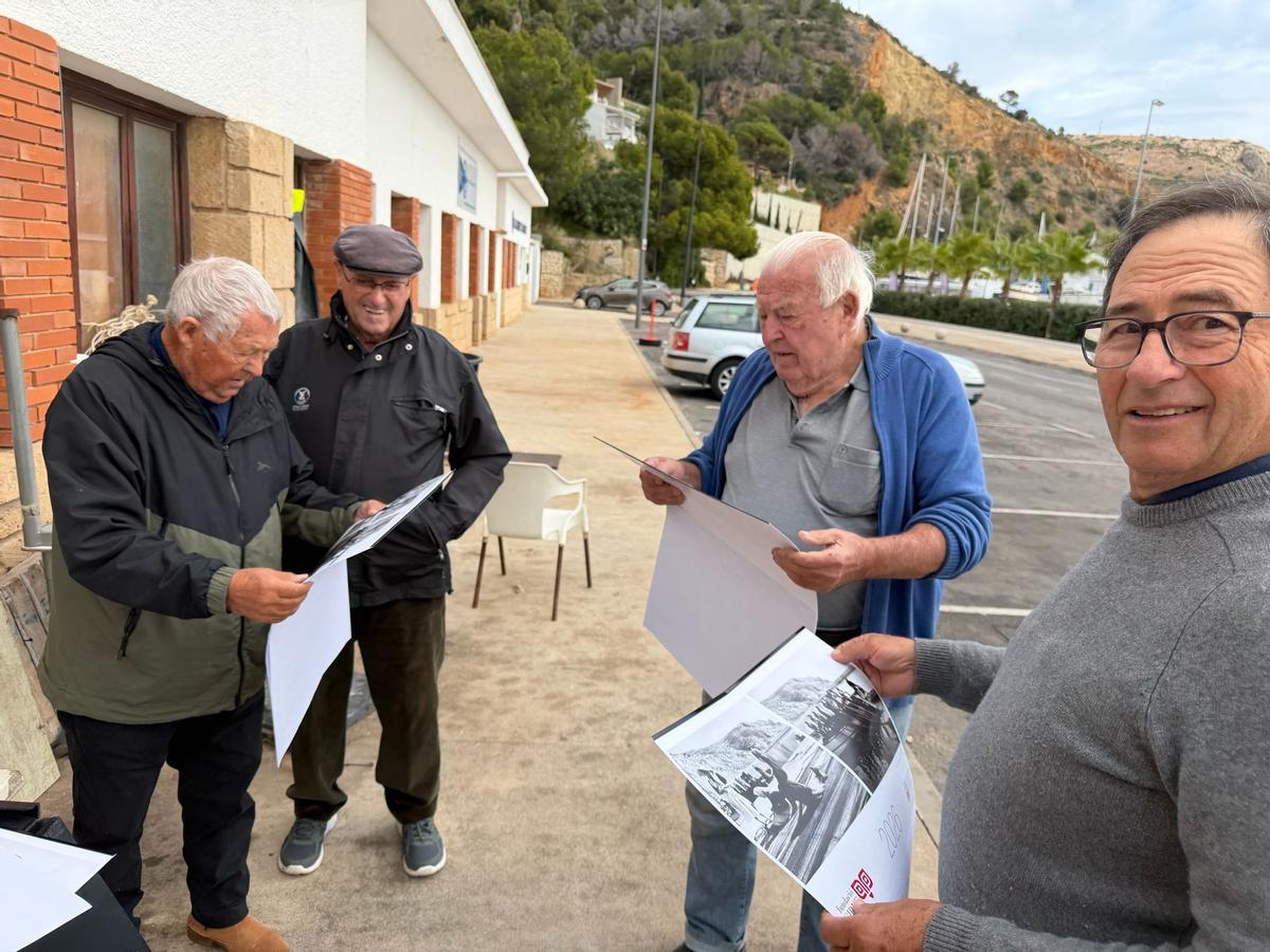 El calendario despierta la memoria: Quico Serrat, Pascual Mata, Vicente Devesa y Toni Mayas examinan las fotografías