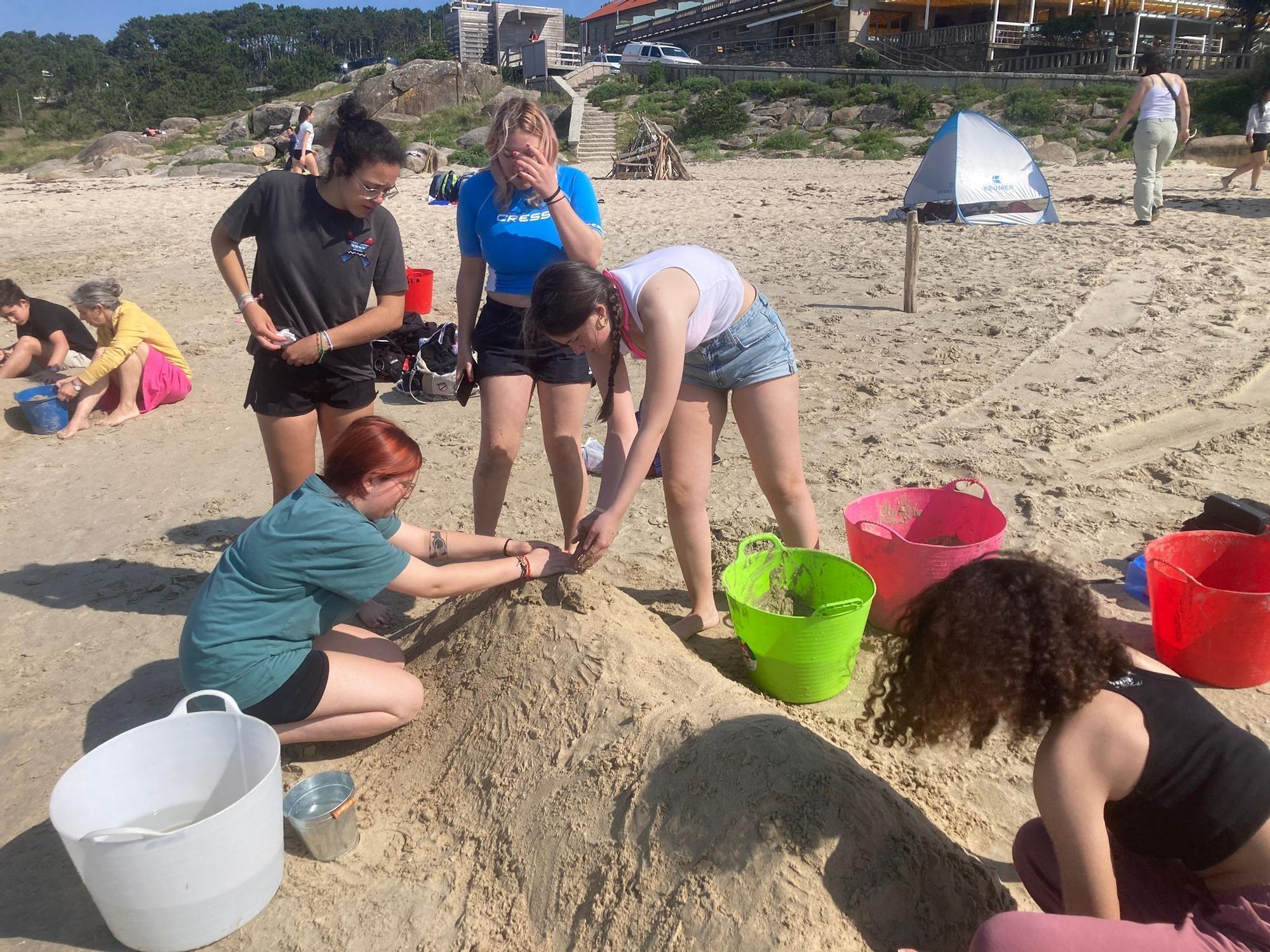 Participantes en la fiesta de las esculturas de arena desarrollada en A Lanzada, a instancias del IES Monte da Vila.