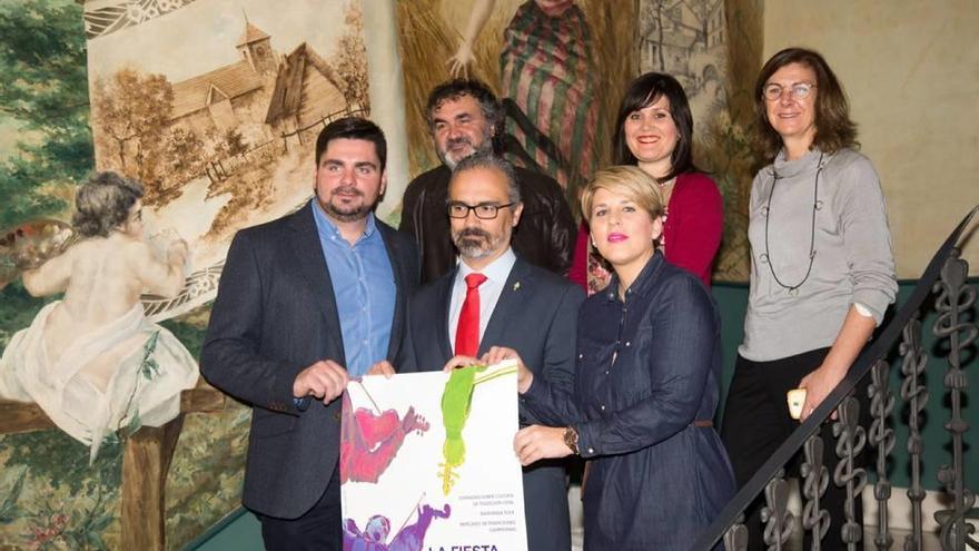 La consejera de Cultura, el alcalde de Caravaca y miembros de los Aguilanderos presentan el cartel.
