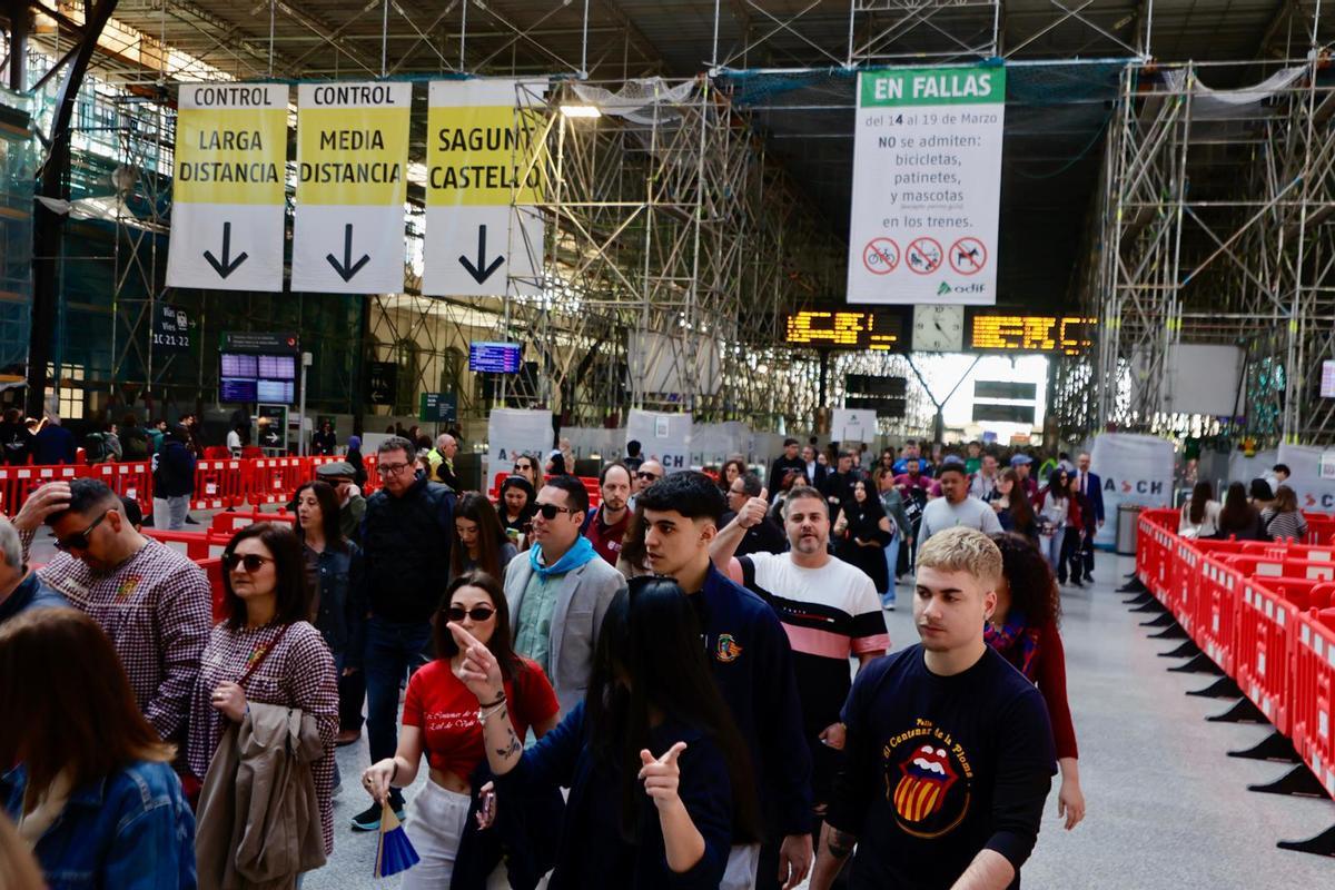 Miles de pasajeros llegan a la estación del Norte desde Gandia y Xàtiva antes del cierre por la mascletà