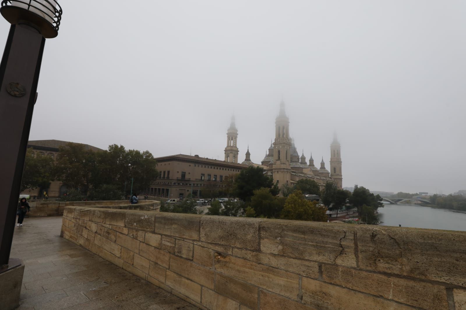 La niebla encapota Zaragoza