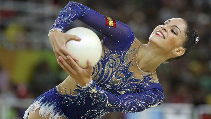 Carolina Rodríguez disputa la prueba con balón en la final de gimnasia.