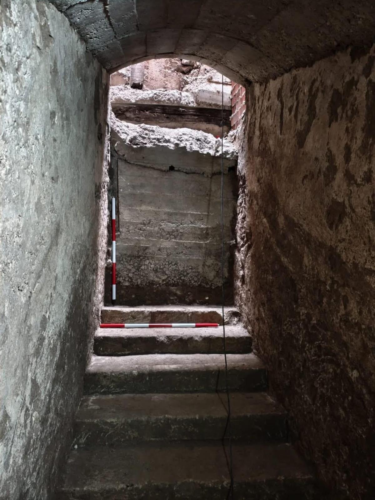 Uno de los accesos de las galerías subterráneas a escasos metros del Mercado Central