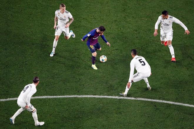 Imágenes del partido de ida de semifinales de Copa del Rey entre el FC Barcelona y el Real Madrid disputado en el Camp Nou