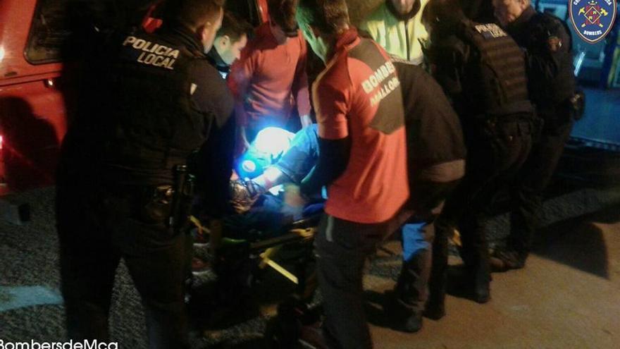 Bomberos y policías trasladan al excursionista herido de madrugada en La Trapa.