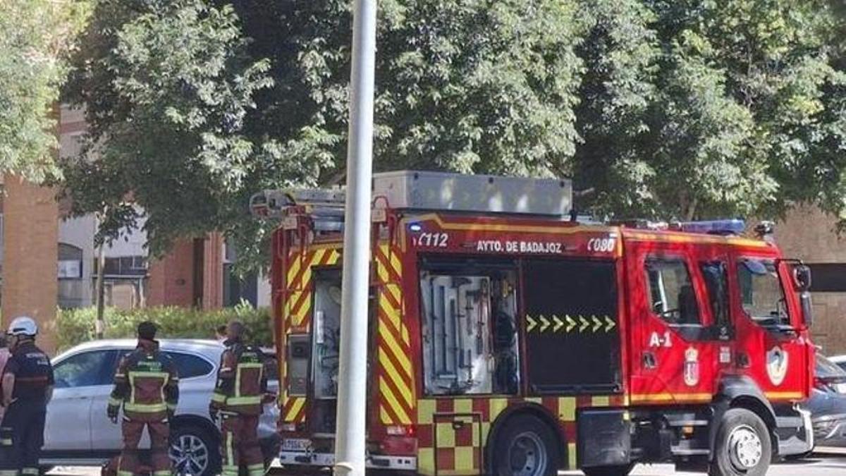 Los bomberos del parque municipal de Badajoz en una intervención, en una imagen de archivo.