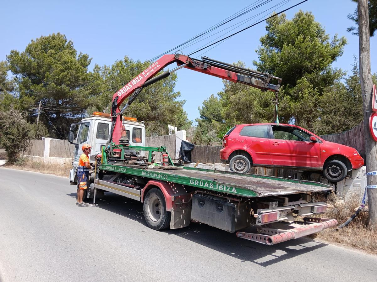 Imágenes del coche acidentado en el barrio de Can Guasch, en Santa Eulària