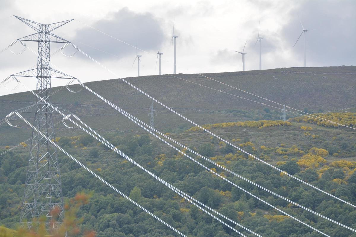 Tendido eléctrico de alta tensión a su paso por Requejo de Sanabria.