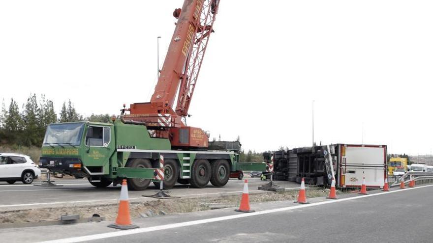 Un hombre pierde la vida al volcar su camión en la A-31