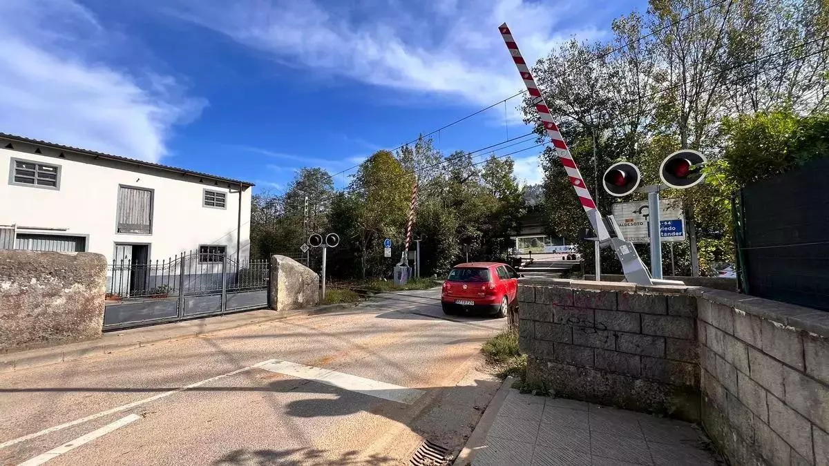 Una modificación del proyecto inicial retrasa el convenio con el Adif para erradicar ocho pasos a nivel en Siero: estas son las previsiones del gobierno municipal