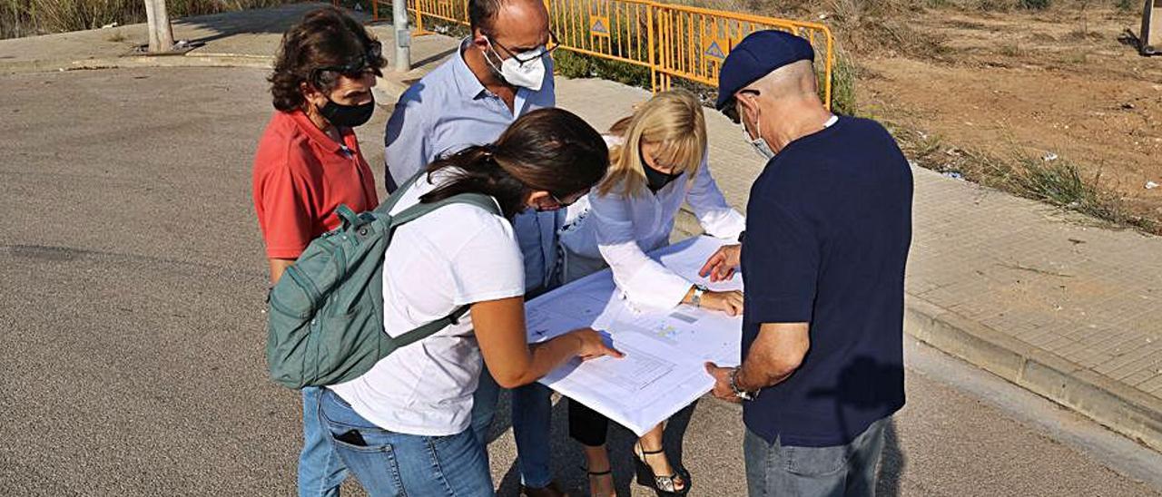 Las autoridades observan los planos del proyecto, ayer. | AJUNTAMENT