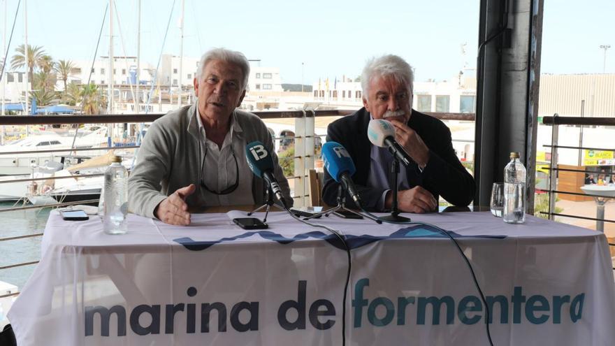 Ángel Bustos (izquierda) y el abogado de Marina de Formentera, en mayo de 2022.