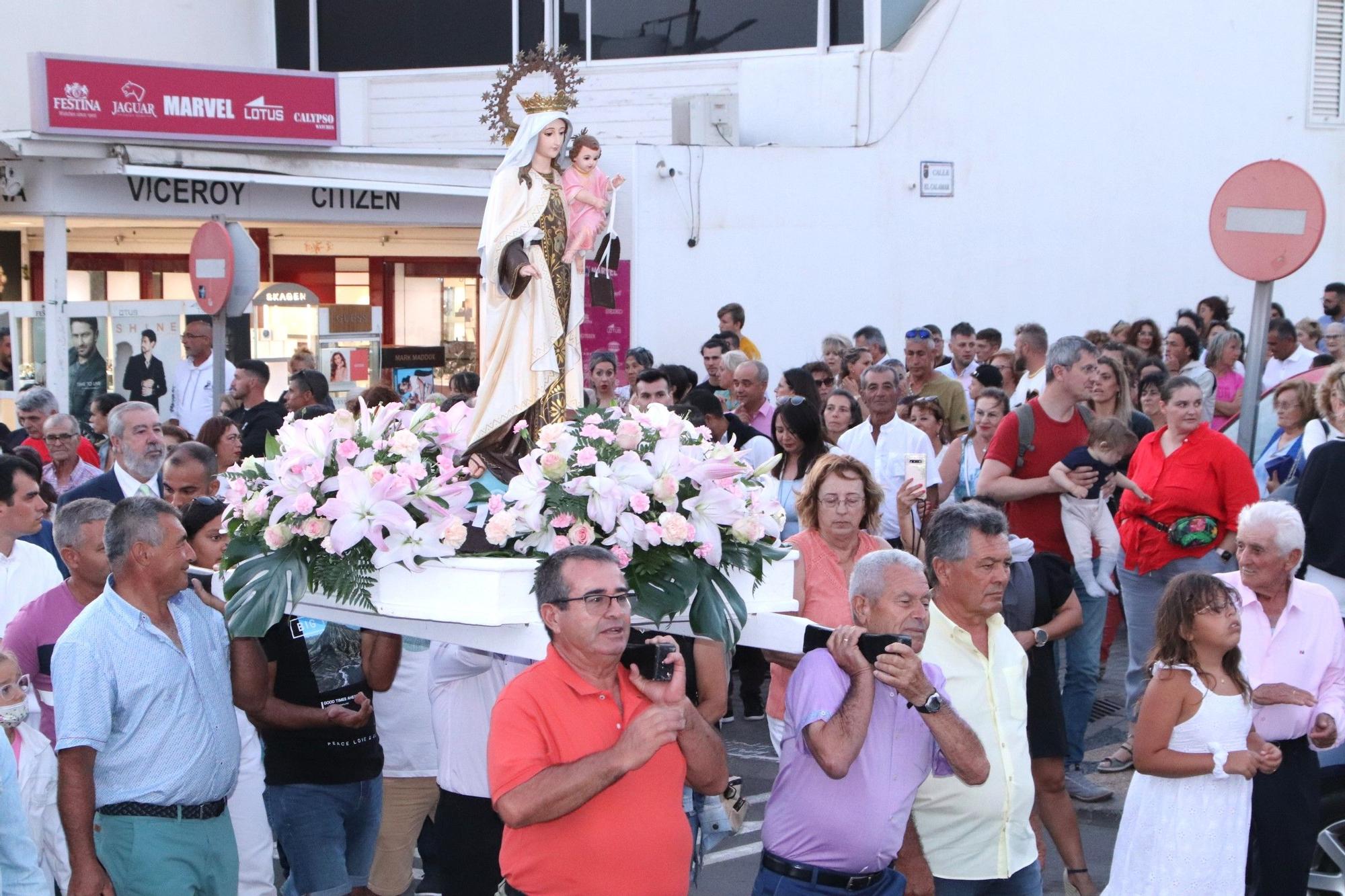 Procesión marítima y terrestre de la Virgen del Carmen en Playa Blanca