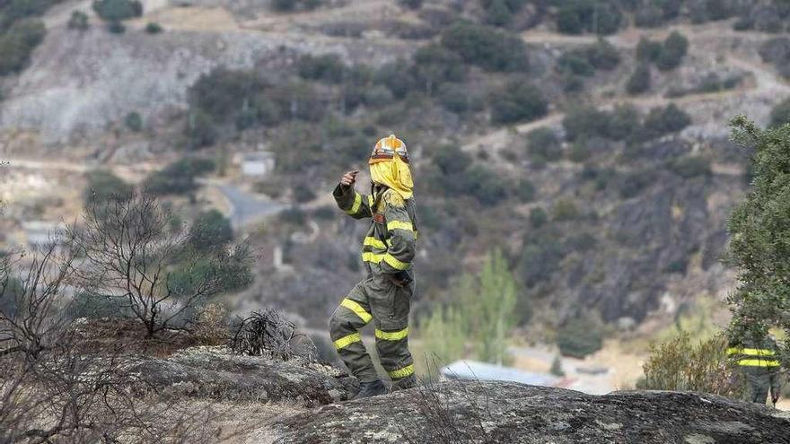 Integrantes de un retén operan ayer frente a la presa de Picote.