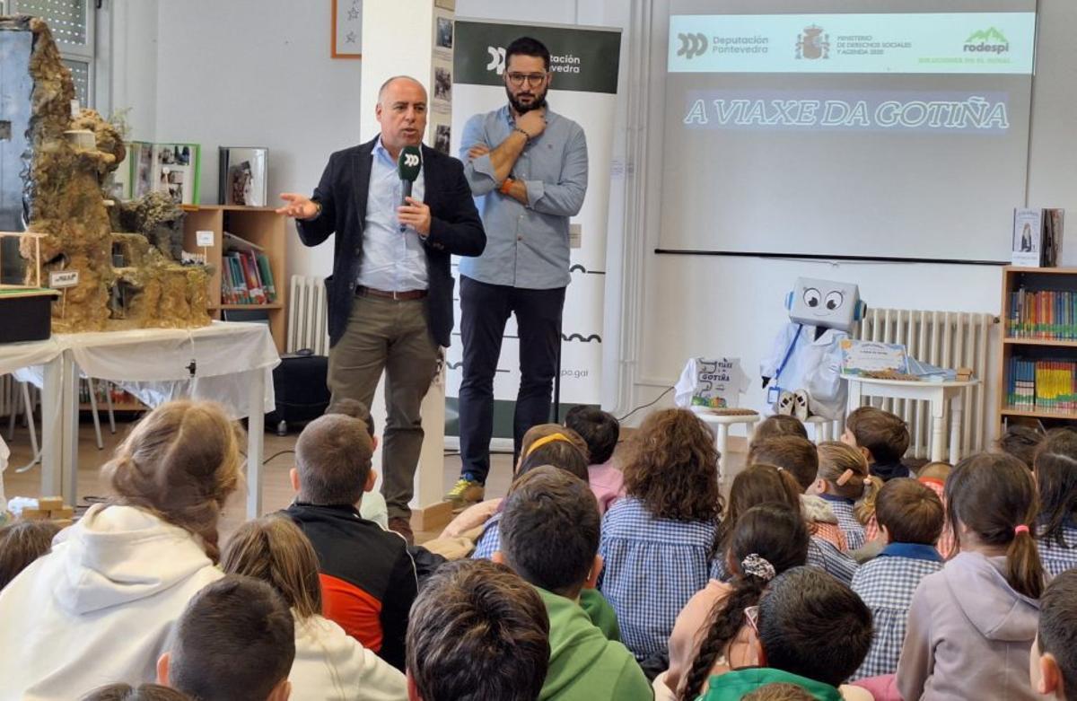 Javier Tourís y el director del centro, Yago Gómez, ayer, en Agolada.