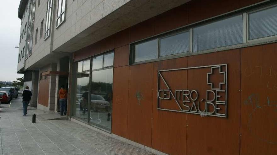 Entrada a un centro de salud del área sanitaria de A Coruña.