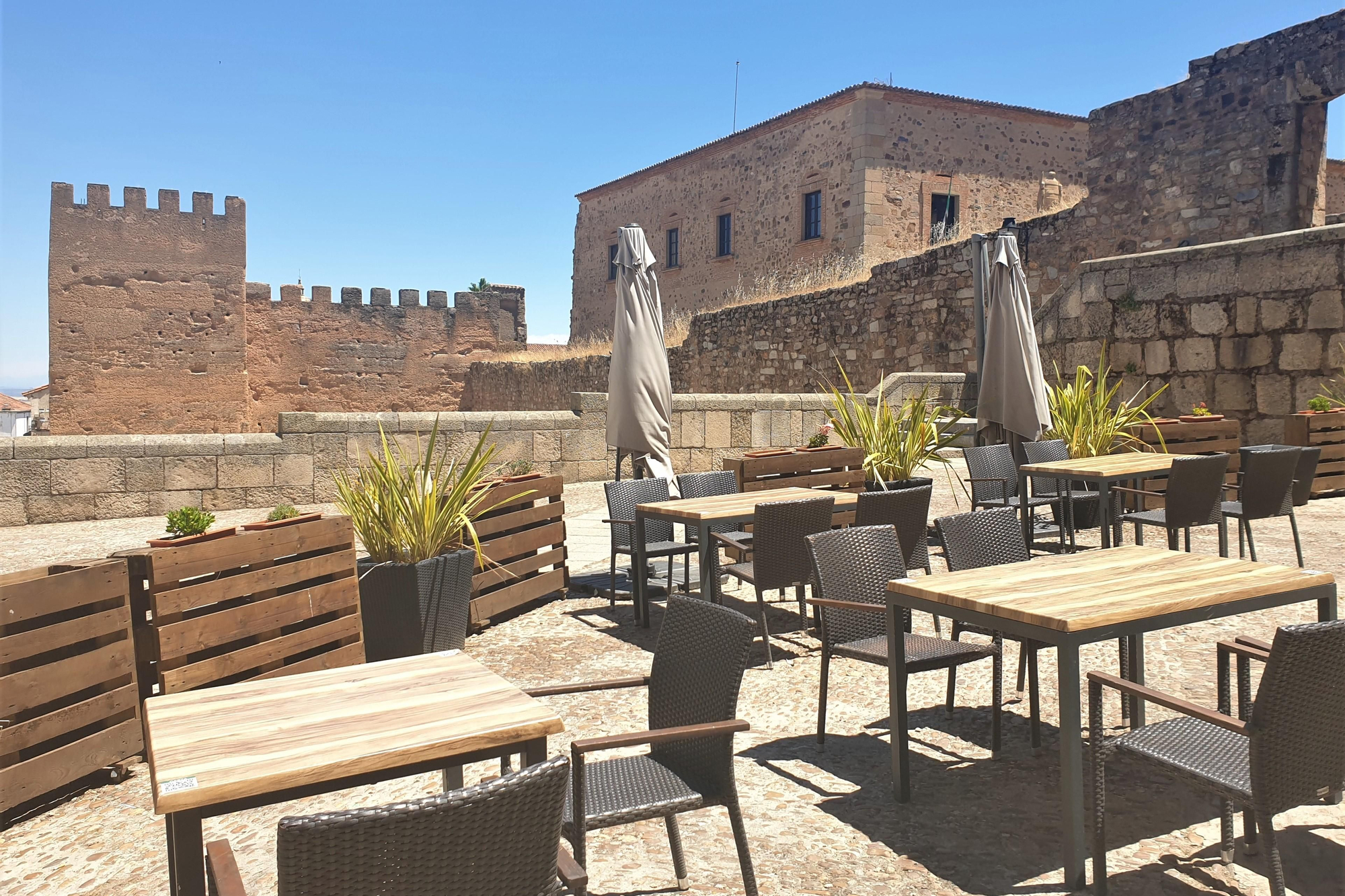 Terraza de Restaurante Tapería Bouquet, en la plaza de Plubio Hurtado de Cáceres.