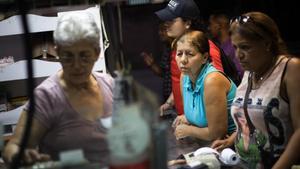 Compras en un mercado de abastos en Caracas.