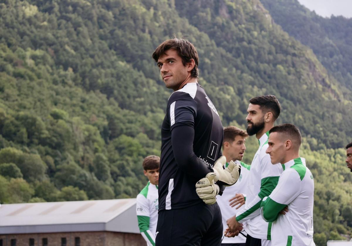 Iker Álvarez, portero del Córdoba cF, en la llegada a las instalaciones del Andorra.