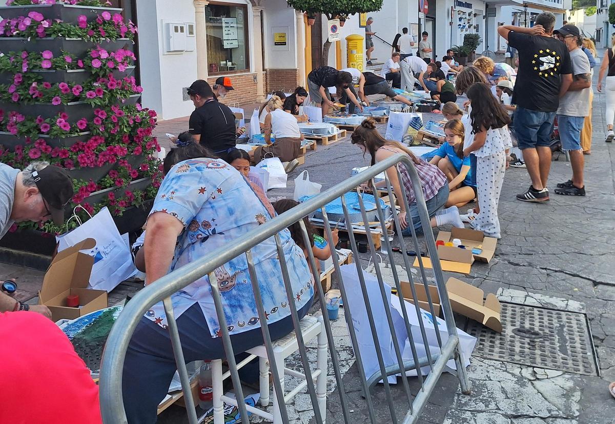FOTOS | II Concurso de Arte Urbano de Pintura de Alcantarillas en Benahavís