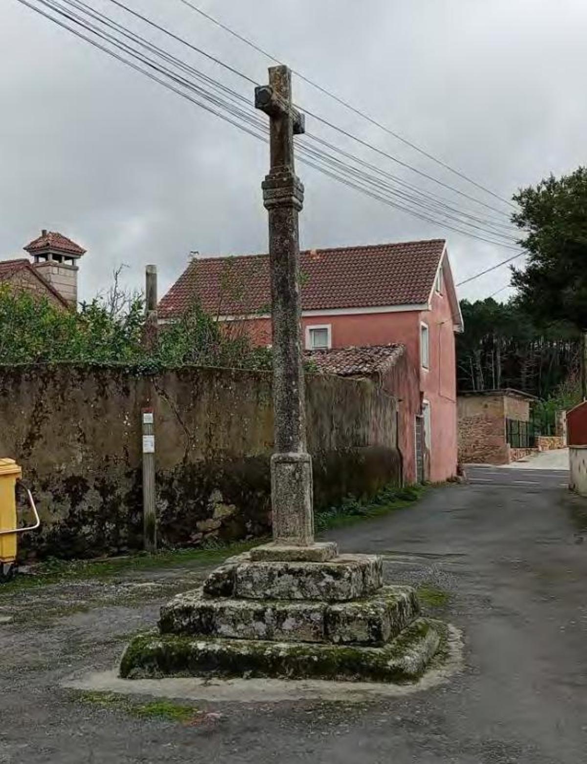 Cruceiro ubicado no lugar ao que dá nome na parroquia de Xaviña.