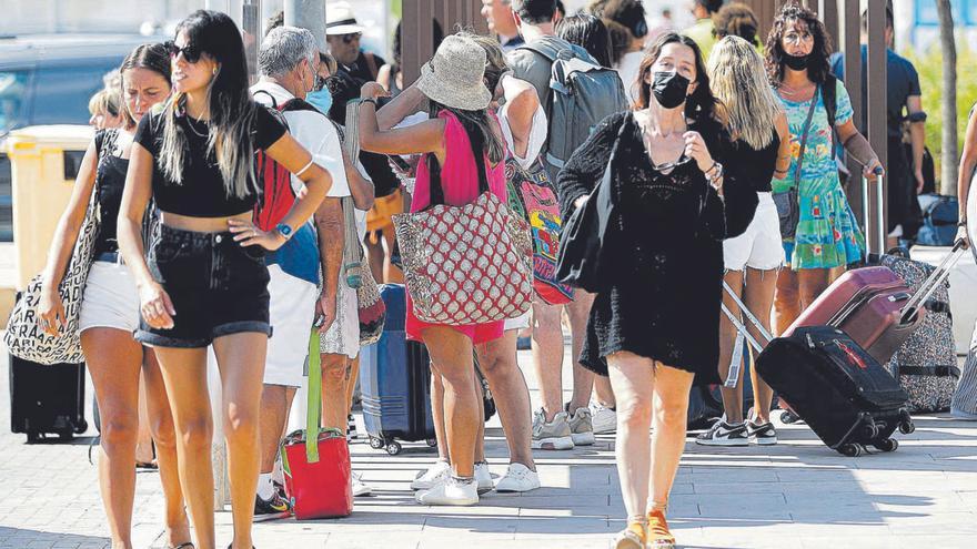 Turistas en el puerto de Eivissa en una imagen del pasado mes de septiembre. | TONI ESCOBAR