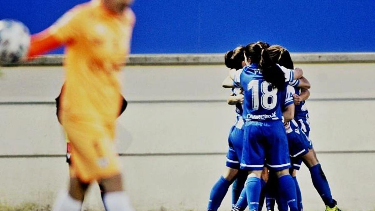 Las jugadoras del Dépor Abanca se abrazan ayer en Abegondo para celebrar el gol de Alba Merino. |  // LALIGA