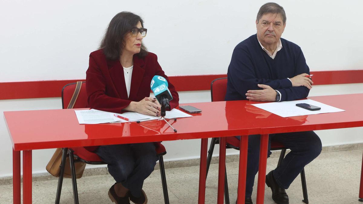 El exrector de la UDC, Julio Abalde, participó en una rueda de prensa junto a la diputada Obdulia Taboadela