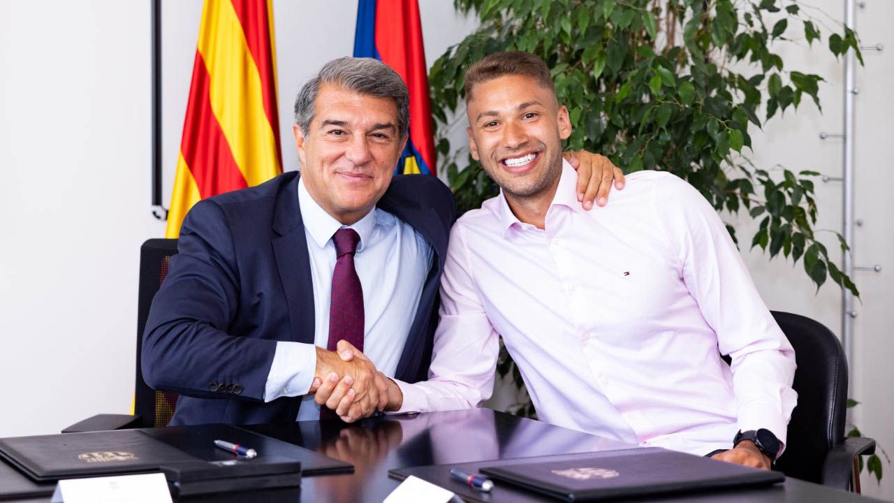 Pito, radiante de felicidad junto a Joan Laporta