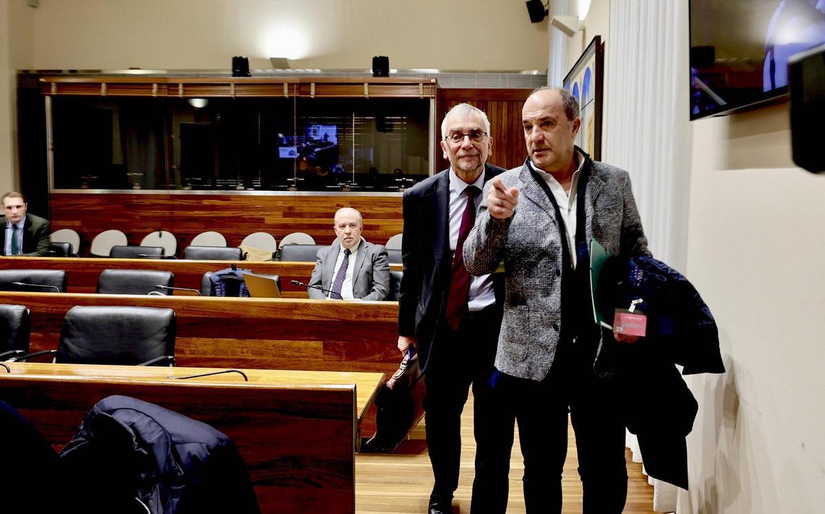 Jesús Rodríguez Morán pasa ante los diputados para ocupar su puesto en el estrado de la comisión.
