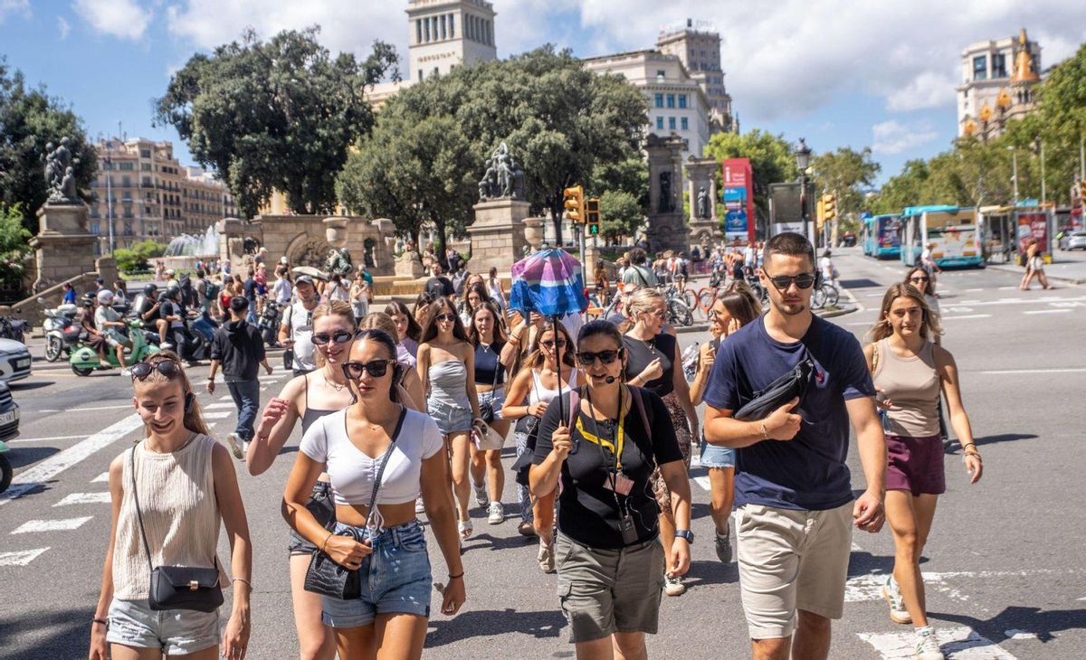 El nombre de turistes continua creixent a Espanya, però el consum es refreda El nombre de turistes continua creixent a Espanya, però el consum es refreda