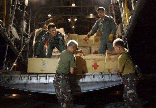 La ayuda comienza a llegar a Filipinas