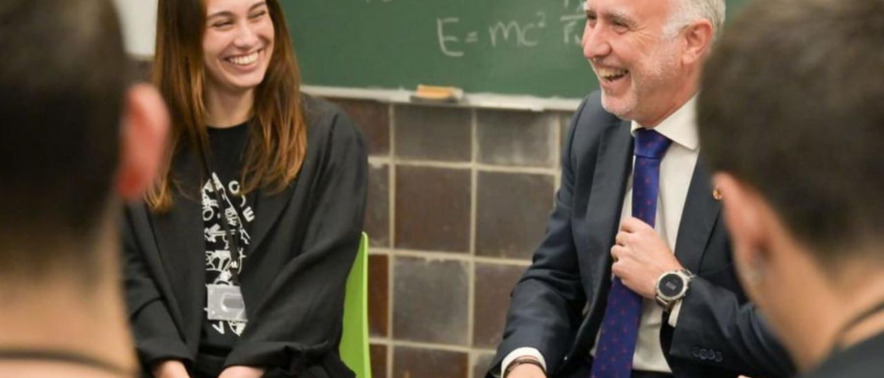 A Ángel Víctor Torres, presidente del  Gobierno de Canarias. se le vio cómodo y sonriente en el encuentro que mantuvo con un grupo de alumnos de la Universidad de La Laguna. Los universitarios, por su parte, también se vieron sorprendidos por su cercanía y buen humor. | e.d.