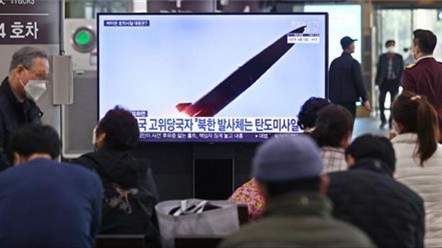 Corea del Norte enerva a Tokio con el lanzamiento de dos misiles balísticos en el Mar de Japón