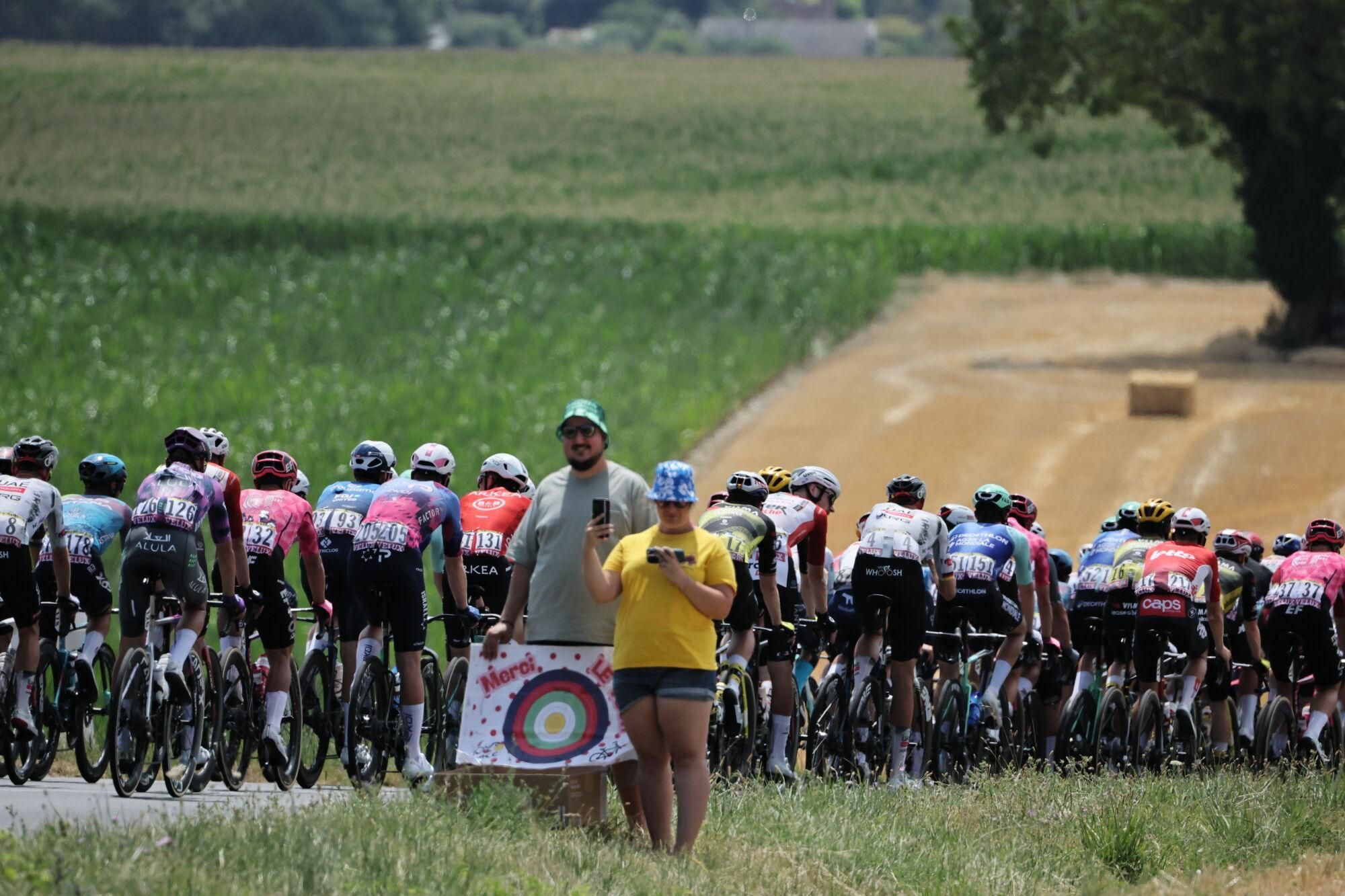 (France), 13/07/2025.- The peloton in action during the 9th stage of the Tour de France cycling race over 174.1km from Chinon to Chateauroux, France, 13 July 2025. (Ciclismo, Francia) EFE/EPA/CHRISTOPHE PETIT TESSON
