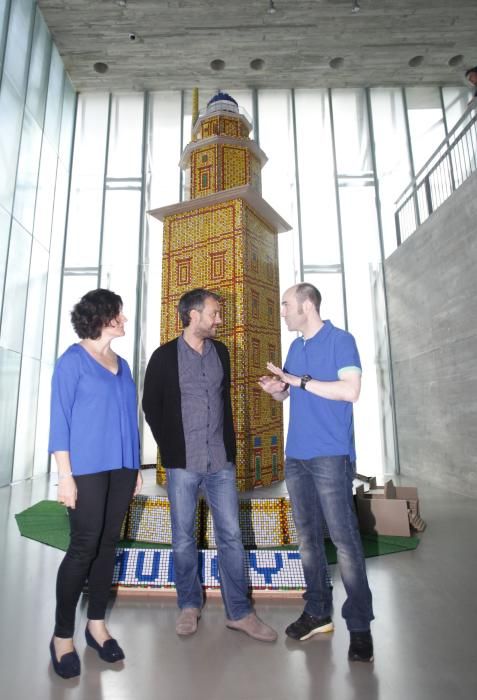 Una Torre de  Hércules con 7.000 cubos de Rubik