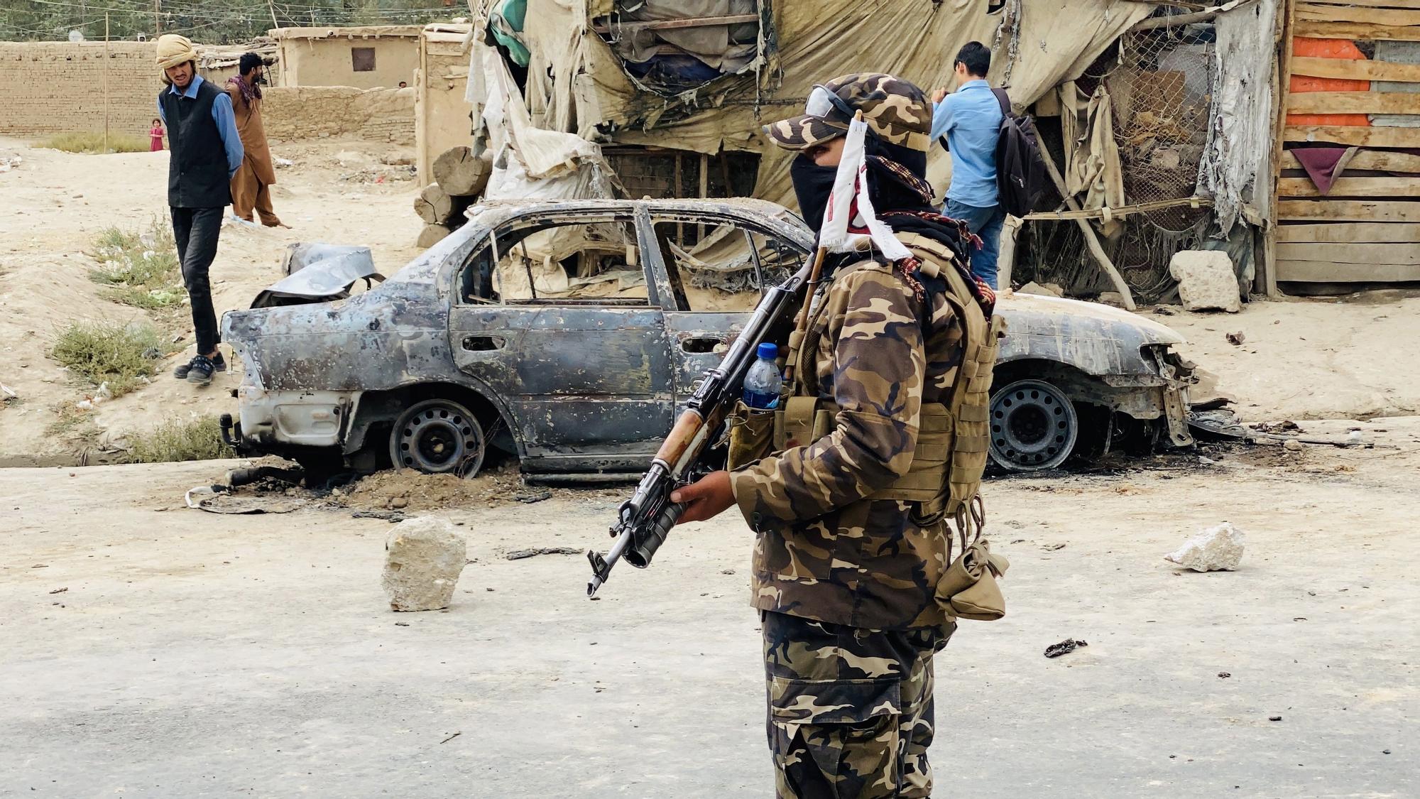 Un talibán armado vigila al lado de un vehículo en agosto de 2021 cerca del aeropuerto de Kabul, donde explotaron varios proyectiles.